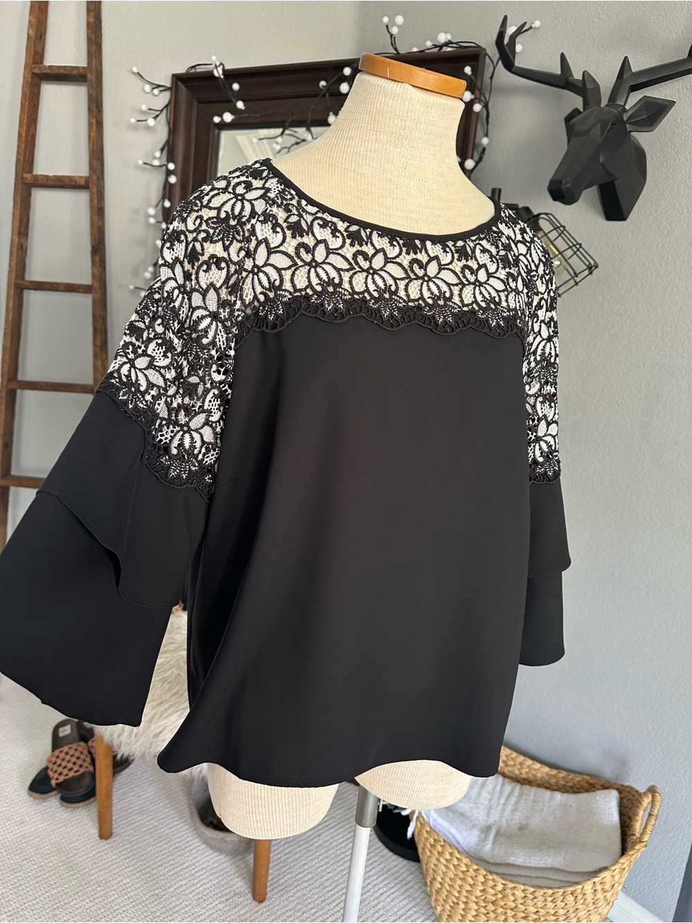 Chico's Blouse Floral Lace Yoke in Black and White size large (2)
